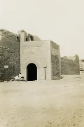 Simeonklostret, vy över porten och det orientaliska tornet, Aswan, Egypten, fotografi av Ugo Monneret de Villard