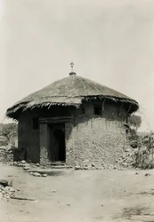 Rund hydda med halmtak, Axum, Etiopien, fotografi av Ugo Monneret de Villard