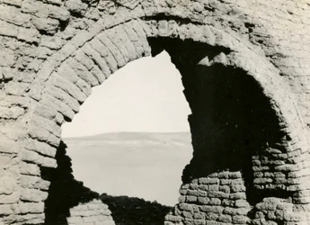 Ruiner av kyrka i öken, detalj av pendentiv för kupol, Adindan, Egypten, fotografi av Ugo Monneret de Villard