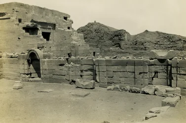Ruinerna av den koptiska kyrkan nära Hathor-templet, Dendera, Egypten, foto av Ugo Monneret de Villard