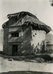 Fyrkantig hydda med halmtak, Axum, Etiopien, fotografi av Ugo Monneret de Villard