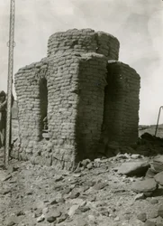 Grav i norra nekropolen, Qasr Ibrim, Egypten, fotografi av Ugo Monneret de Villard