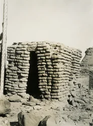 Grav i norra nekropolen, Qasr Ibrim, Egypten, fotografi av Ugo Monneret de Villard