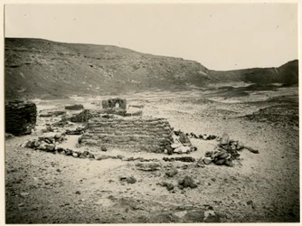 Grav i södra nekropolen, Qasr Ibrim, Egypten, fotografi av Ugo Monneret de Villard