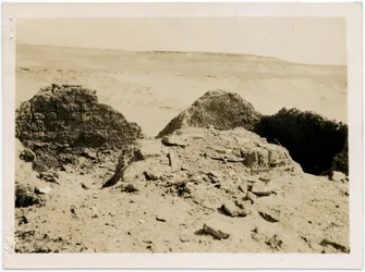 Gravar i nekropol, S:t Simeons kloster, Aswan, Egypten, foto av Ugo Monneret de Villard