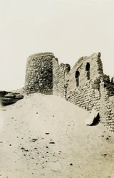 Tornet på klostret St Simeon, Aswan, Egypten, fotografi av Ugo Monneret de Villard