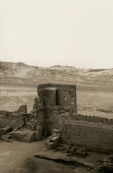 Västra tornet på S:t Simeons kloster, Aswan, Egypten, fotografi av Ugo Monneret de Villard