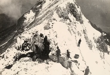 Arbeten med att anlägga kulsprutenästen på Monte Nero under första världskriget