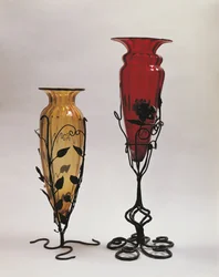 Närbild av två vaser i järnstativ, Murano, Venedig, Veneto, Italien