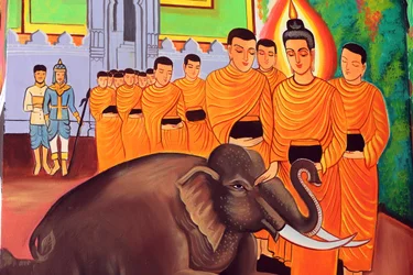 20151029, Vientiane, Laos: Buddhisttemplet Wat Si Muang (Simuong). Målning som skildrar Shakyamuni Buddhas livshistoria. En vild elefant som tämjas av kärleksfull omtanke
