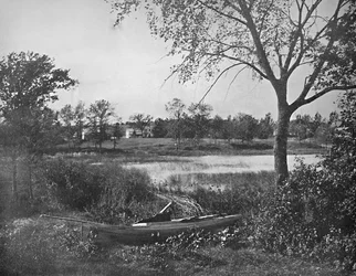 En vik i Lac la Belle, Oconomowoc, c1897.