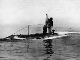 En brittisk ubåt som kör på vattenytan, 1914