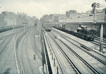 En upptagen plats, 1922.