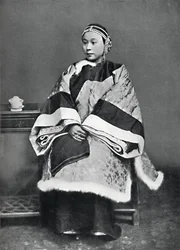 En kinesisk dam av hög rang i full kostym, 1902