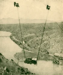 En entreprenörsmotor som svängs över en kanjon, Rio Grande River, New Mexico, 1930.