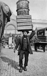 En marknadsportier i Covent Garden, London, c1922