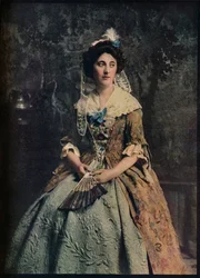 En klänning från tidigt 1700-tal, med ett fint exempel på quiltad underkjol, c1913