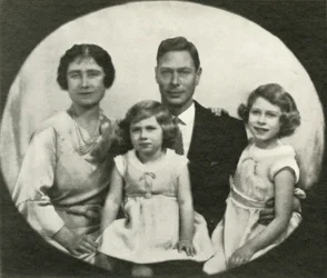 En familjegrupp, c1933, 1937.