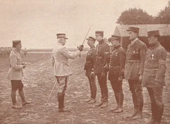 En fransk general som delar ut dekorationer till flygare, c1918 1919