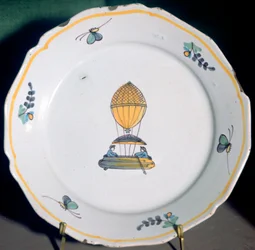 En fransk fajans tallrik föreställande Jean-Pierre Blanchards ballongresa