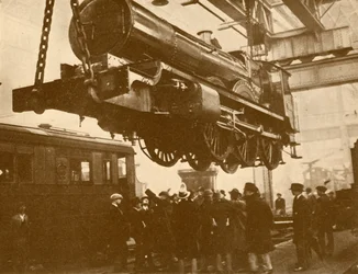 En Great Western riddare monterad för inspektion av folkskolepojkar som besöker Swindon, c1930.