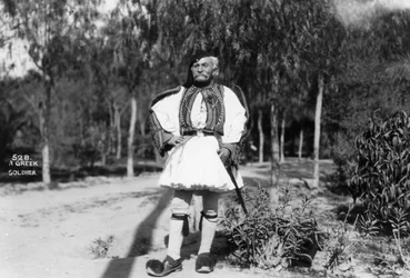 En grekisk soldat i traditionell uniform, c1920-c1930s