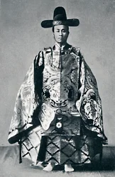 En japansk hovadel i antik dräkt, 1902