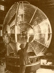 En fyrlykta med gruppblinkande linser, c1930.