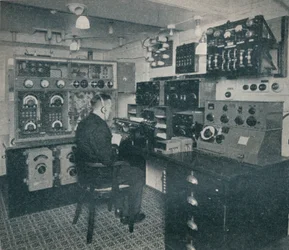 En trådlös operatör från Marconi tar emot trådlösa meddelanden när kejsarinnan av Storbritannien korsar Atlanten