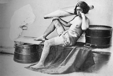 En Marquesa-kvinna med den nedre delen av benen helt tatuerad, 1902