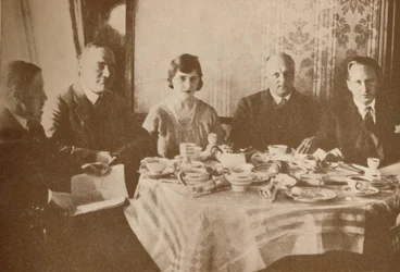 En måltid ombord på Graf Zeppelin medan han flyger över Atlanten, 1927