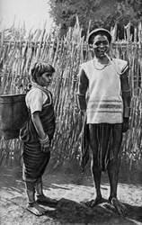 Ett Moi-par inne i bypalissaden, Afrika, 1922