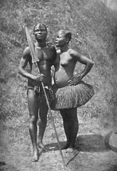 En Mulolo Kongo-krigare och hans fru från de centrala Kongoregionerna, 1902
