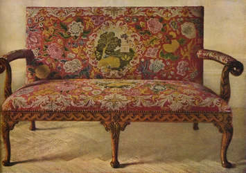 En drottning Anne-soffa klädd i Petit Point, c1900, 1936