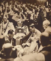 En högerhandske, 12 maj 1937
