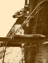 En rivande hammare i drift på Sydney Harbour Bridge, c1930.