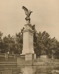 En romersk örn symboliserar på ett passande sätt de flygande männen från det stora kriget, c1935.