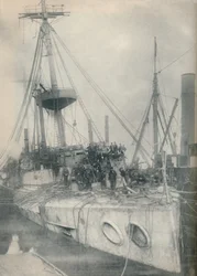 En räddningstriumf. Kryssaren Gladiator, stödd av bärgningsbåtar, 1908, 1936