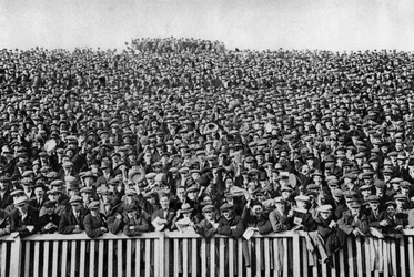 En lördags vinterfotbollspublik, London, 1926-1927