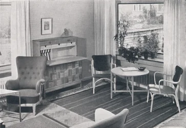 Ett svenskt vardagsrum med möbler designat av Caarl-Axel Acking och tillverkat av Svenska Mobelfabrike