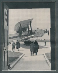 En symbol för den moderna världen - Passagerare som går ombord på Croydon Aerodrome, c1935