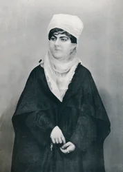 En turkisk dam i utomhusdräkt, 1912