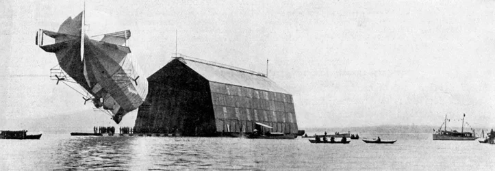 En zeppelinare på väg in i sitt flytande skjul, c 1900, c1920