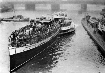 En folkmassa på helgdagar ombord på en hjulångare på väg mot Margate, London, 1926-1927