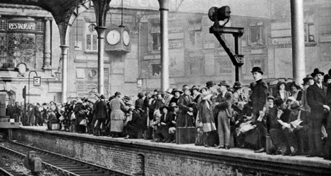 En folkmassa på helgdagar som väntar på ett tåg till Margate, London, 1926-1927