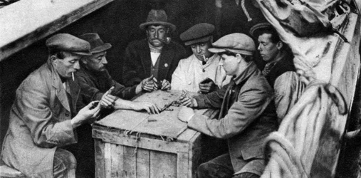 En pråm och hans kompisar spelar domino i lastrummet på en kanalbåt, 1926-1927
