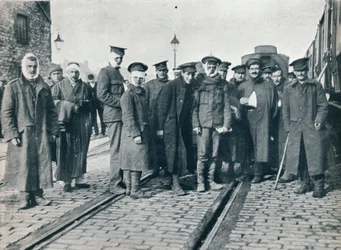 Ett parti Neuve Chapelle skadades på en fransk järnvägsstation, 1915
