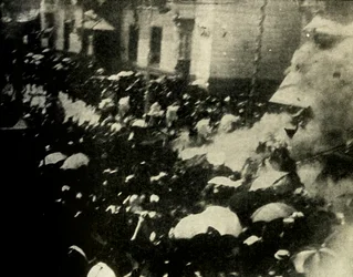 En bomb exploderar på dagen för kungen och drottningen av Spaniens bröllop, Madrid, 1906, 1910.