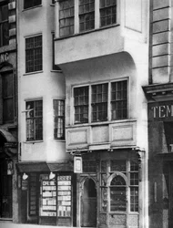 En bokhandel och tobakshandlare i Strand, London, 1926-1927