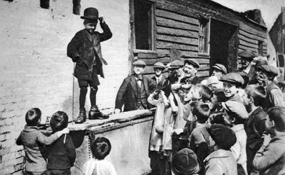 En spirande Charlie Chaplin-beundrare, östra delen av London, 1926-1927